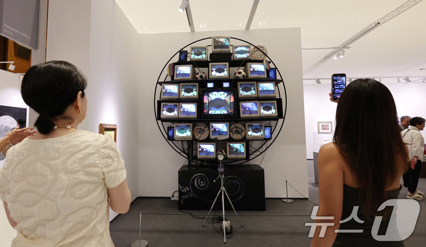 본문 이미지 - 글로벌 아트페어 ‘프리즈 서울 2024‘ VIP 프리뷰를 찾은 관람객들이 전시된 작품을 둘러보고 있다. 2024.9.4/뉴스1 ⓒ News1 박지혜 기자