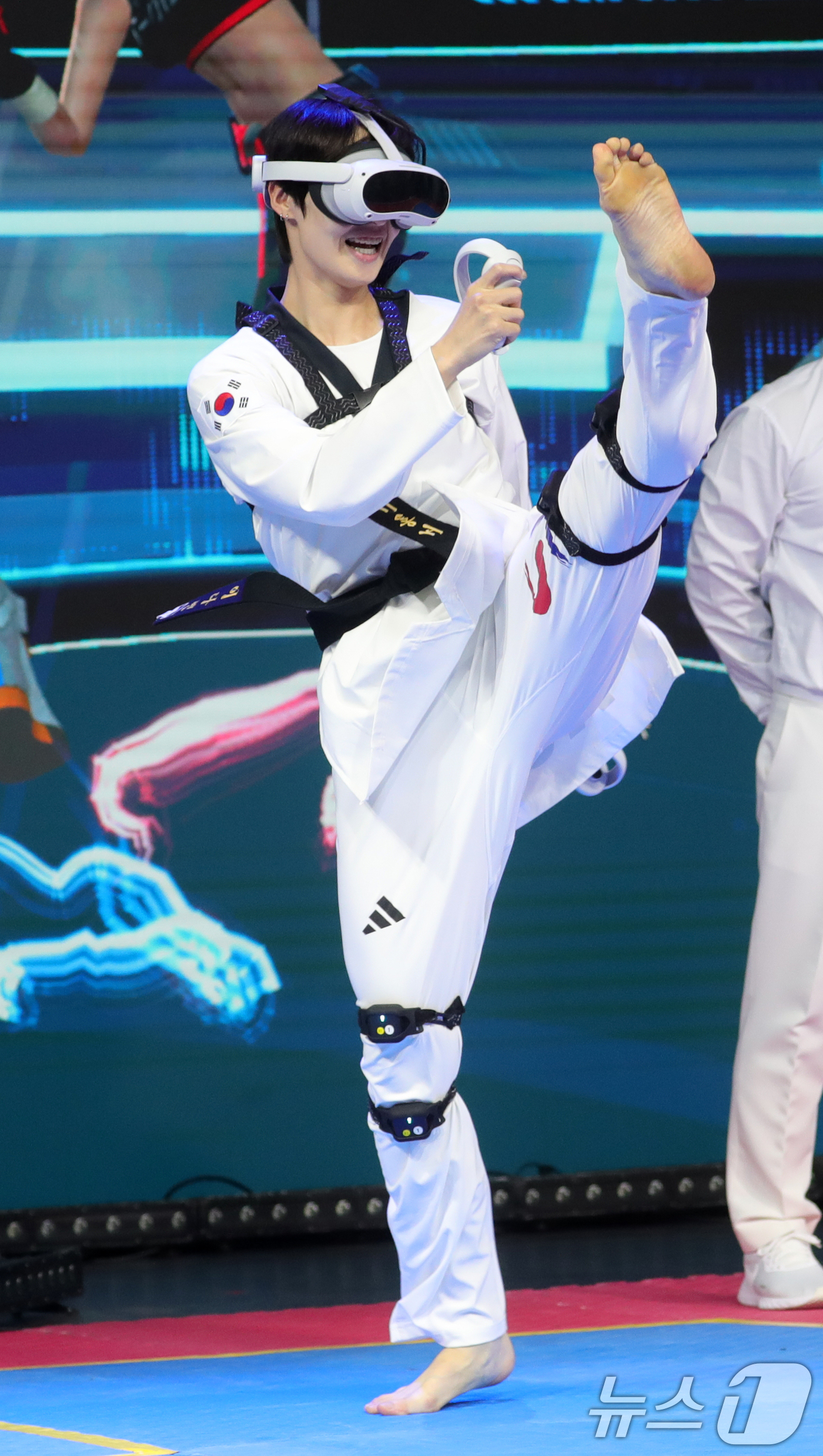 (무주=뉴스1) 유경석 기자 = 2024 파리올림픽 태권도 메달리스트 이다빈 선수가 4일 전북자치도 무주군 태권도원에서 열린 국제 오픈 버추얼 태권도 대회에서 이벤트 경기를 펼치고 …