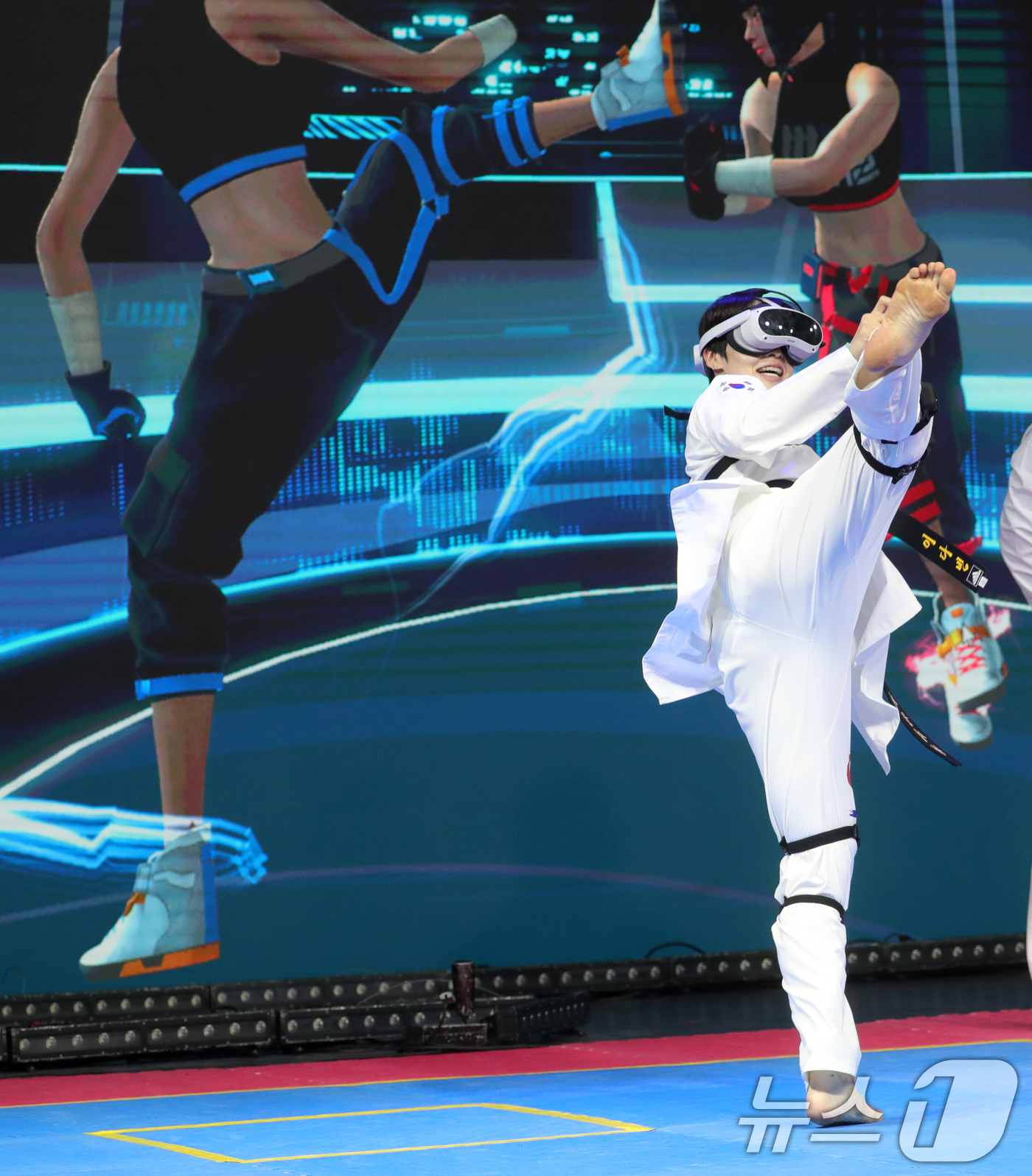 (무주=뉴스1) 유경석 기자 = 2024 파리올림픽 태권도 메달리스트 이다빈 선수가 4일 전북자치도 무주군 태권도원에서 열린 국제 오픈 버추얼 태권도 대회에서 이벤트 경기를 펼치고 …