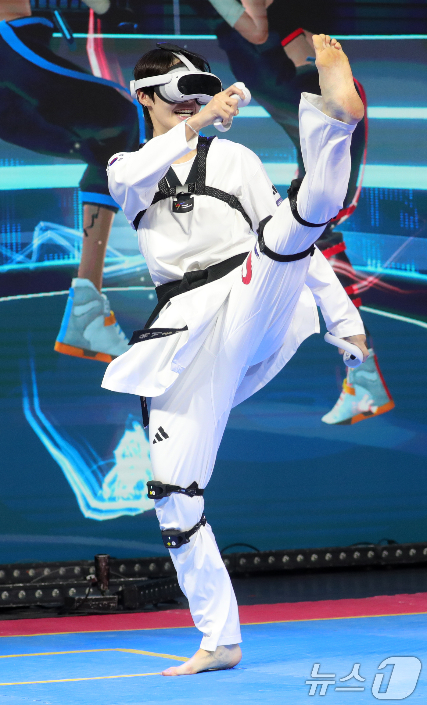 (무주=뉴스1) 유경석 기자 = 2024 파리올림픽 태권도 메달리스트 이다빈 선수가 4일 전북자치도 무주군 태권도원에서 열린 국제 오픈 버추얼 태권도 대회에서 이벤트 경기를 펼치고 …