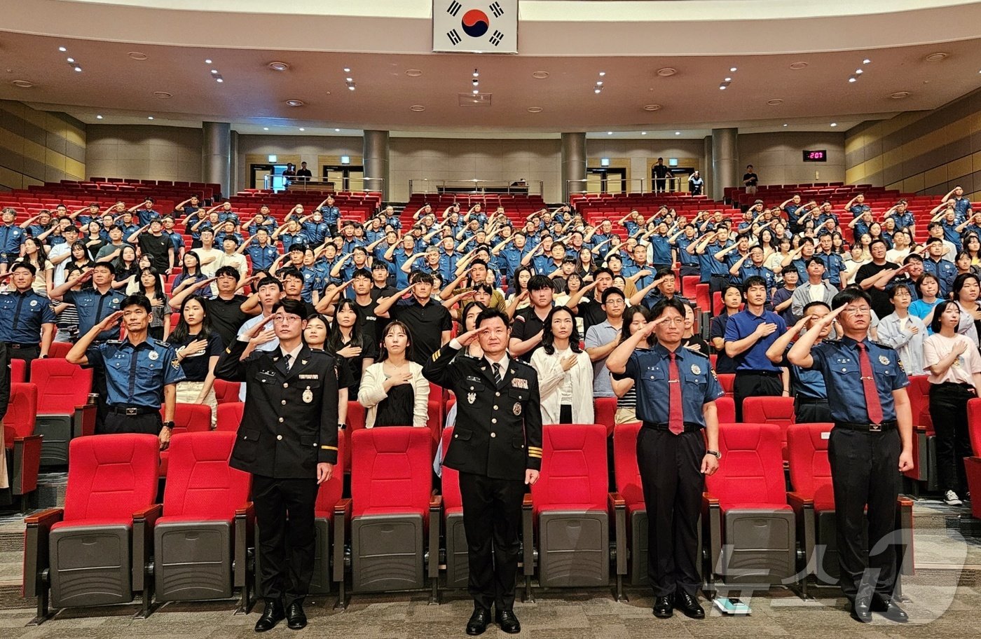 4일 충남 아산 경찰인재개발원 차일혁홀에서 열린 설채현 수의사 명예경찰관 위촉식에서 참석자들이 국민의례를 하고 있다. ⓒ 뉴스1 최서윤 기자