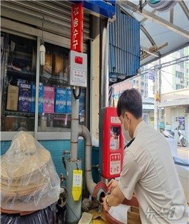 마산어시장에 설치된 연결살수설비.&#40;창원소방본부 제공&#41;