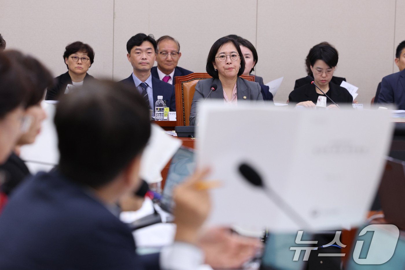 신영숙 여성가족부 장관 직무대행이 4일 오후 서울 여의도 국회에서 열린 여성가족위원회 전체회의에서 의원들의 딥페이크 성범죄 관련 질의를 듣고 있다. 2024.9.4/뉴스1 ⓒ News1 신웅수 기자