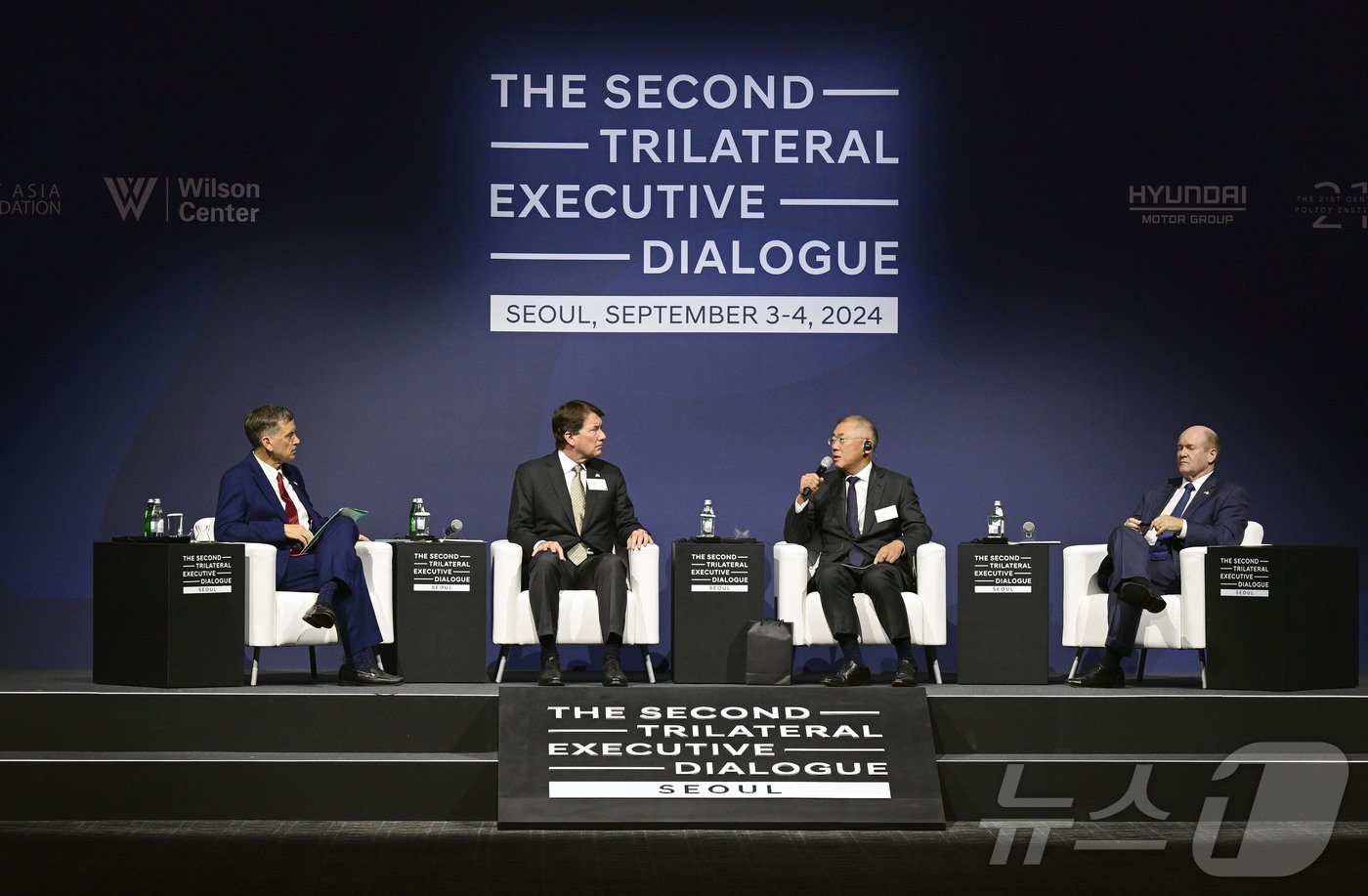 본문 이미지 - 한미일 경제대화에 참석한 정의선 현대차그룹 회장(왼쪽 세 번째)이 좌담회에서 발언하고 있다.(현대차그룹 제공) 