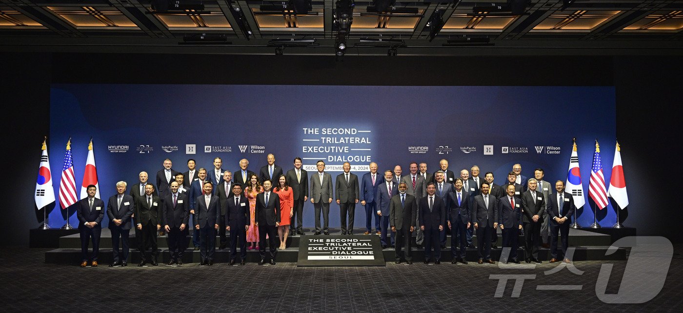 본문 이미지 - 한미일 경제대화 참석자들이 기념촬영을 하고 있다. 사진 뒷줄 왼쪽 여섯 번째부터/빌 해거티 미국 테네시주 연방 상원의원, 조태열 외교부 장관, 정의선 현대차그룹 회장, 해롤드 햄 콘티넨탈 리소시스 설립자 겸 이사장, 크리스 쿤스 미국 델라웨어주 연방 상원의원.(현대차그룹 제공) 