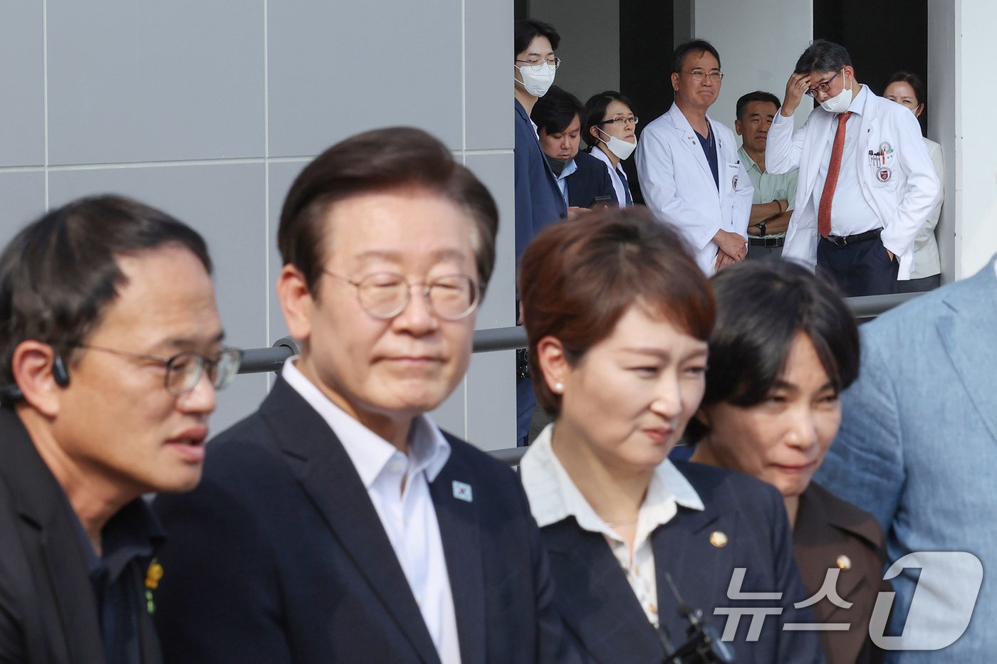 본문 이미지 - 한승범 고려대 안암병원장을 비롯한 의료진들이 4일 오후 서울 성북구 고려대학교 안암병원 권역응급의료센터를 방문한 이재명 더불어민주당 대표를 비롯한 의료대란 대책특위 위원들을 바라보고 있다. 2024.9.4/뉴스1 ⓒ News1 민경석 기자
