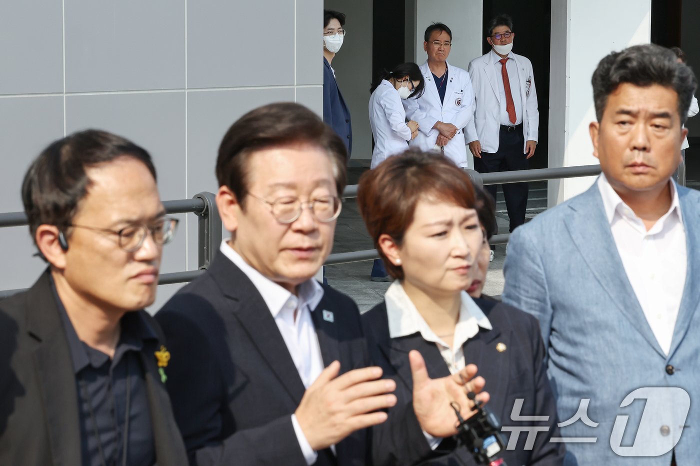 본문 이미지 - 한승범 고려대 안암병원장을 비롯한 의료진들이 4일 오후 서울 성북구 고려대학교 안암병원 권역응급의료센터를 방문한 이재명 더불어민주당 대표를 비롯한 의료대란 대책특위 위원들을 바라보고 있다. 2024.9.4/뉴스1 ⓒ News1 민경석 기자