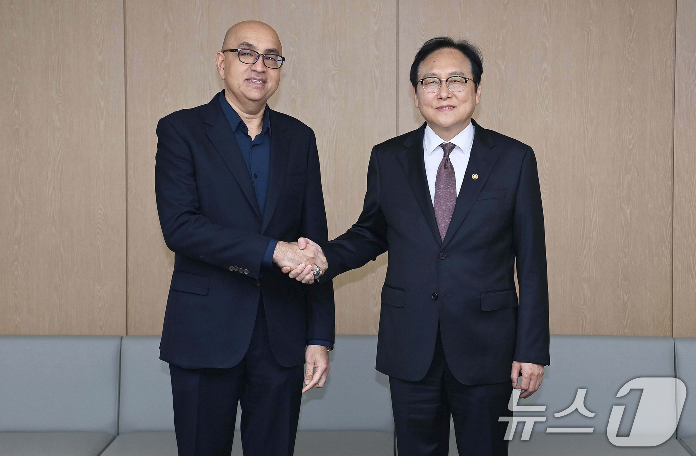 (서울=뉴스1) 송원영 기자 = 정인교 산업통상자원부 통상교섭본부장이 4일 서울 중구 대한상공회의소에서 삿빈더 싱(Satvinder Singh) 아세안 사무차장과 면담을 하고 있다 …