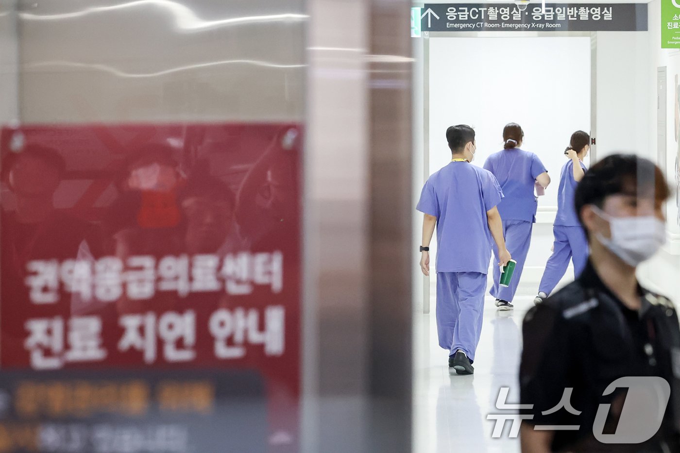 본문 이미지 - 4일 서울 성북구 고려대학교 안암병원 권역응급의료센터에서 의료진이 바삐 움직이고 있다. 2024.9.4/뉴스1 ⓒ News1 민경석 기자