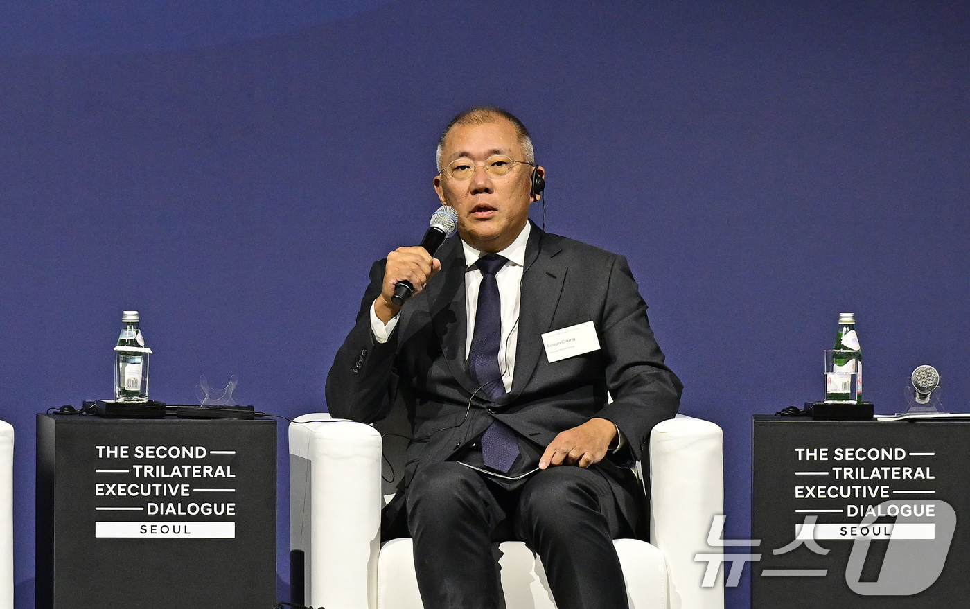 (서울=뉴스1) 송원영 기자 = 정의선 현대차그룹 회장이 4일 서울 그랜드 하얏트 호텔에서 열린 제2회 한미일 경제대화(Trilateral Executive Dialogue, TE …