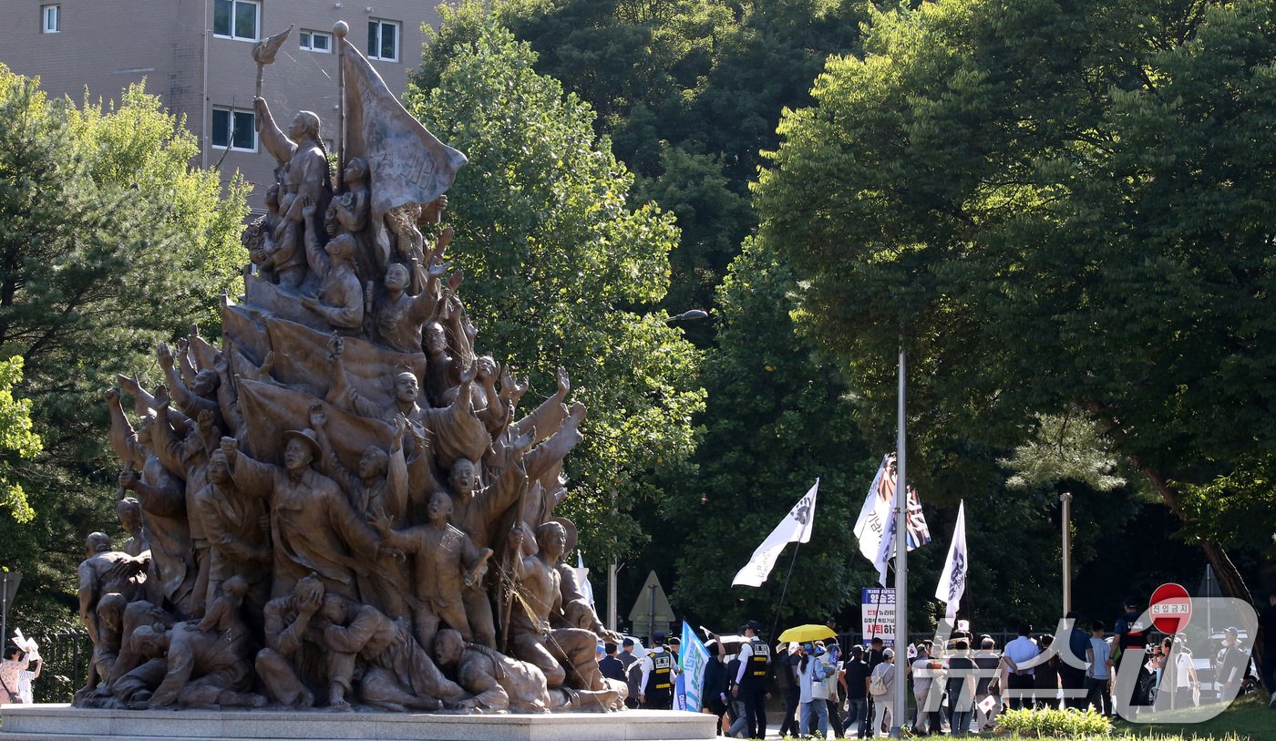본문 이미지 - 4일 오후 충남 천안 독립기념관 앞에서 항일독립선열선양단체연합을 비롯해 25개 독립운동가 기념사업회 단체 관계자들이 김형석 독립기념관장 사퇴 촉구 범국민 집회를 갖고 겨레누리관까지 가두시위를 하고 있다. 2024.9.4/뉴스1 ⓒ News1 김기태 기자