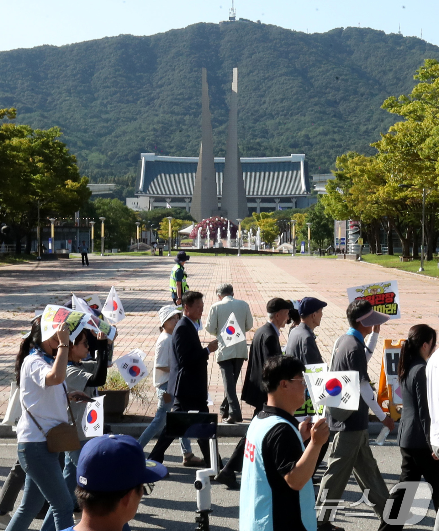 (천안=뉴스1) 김기태 기자 = 4일 오후 충남 천안 독립기념관 앞에서 항일독립선열선양단체연합을 비롯해 25개 독립운동가 기념사업회 단체 관계자들이 김형석 독립기념관장 사퇴 촉구 …