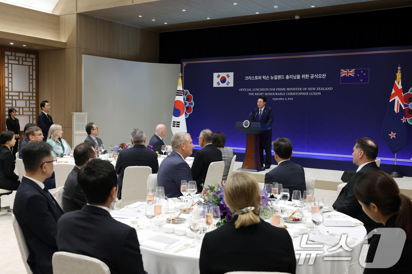 (서울=뉴스1) 송원영 기자 = 윤석열 대통령이 4일 서울 용산 대통령실에서 열린 크리스토퍼 럭슨 뉴질랜드 총리와의 공식오찬에서 발언을 하고 있다. (대통령실 제공) 2024.9. …