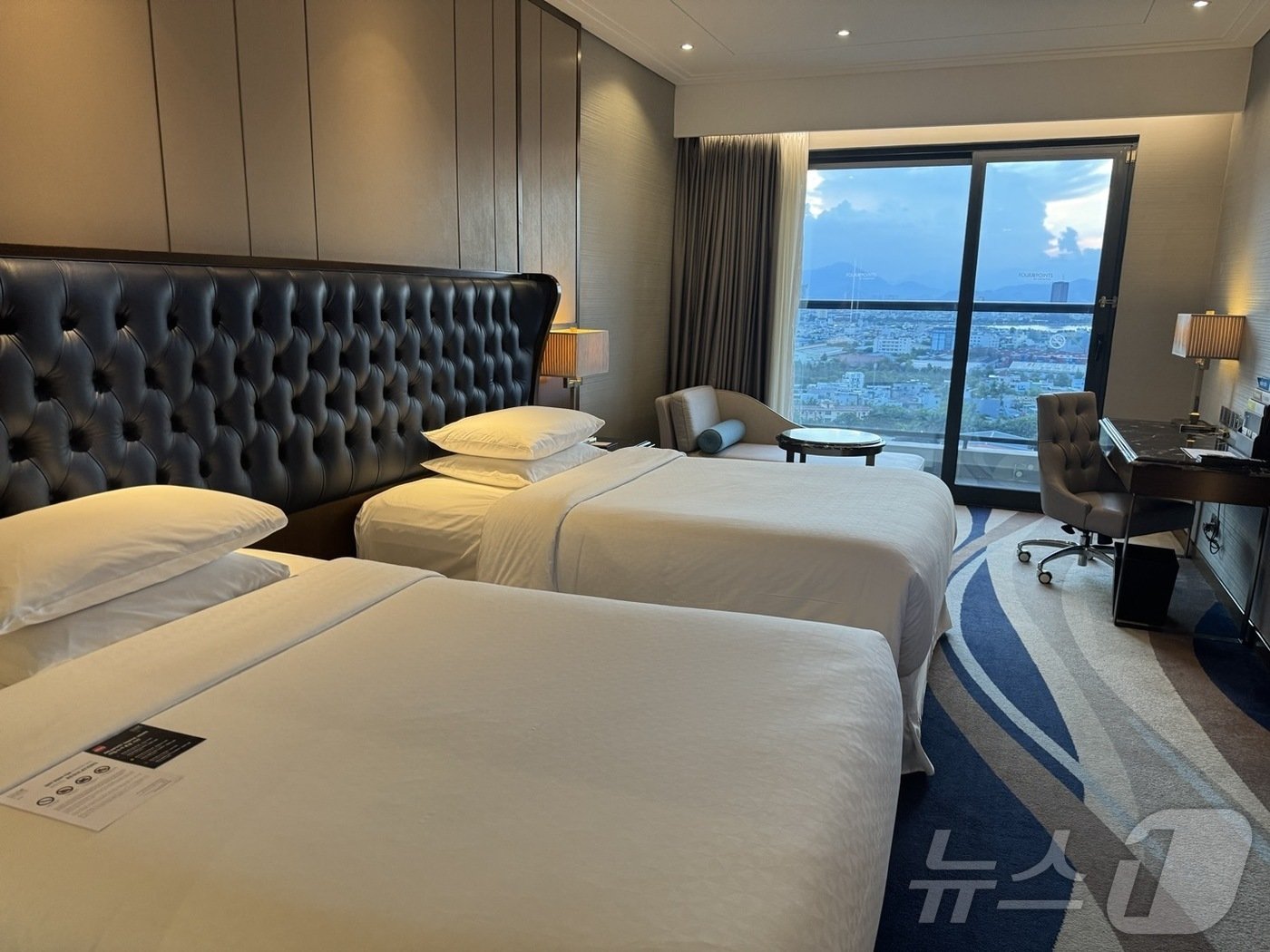 본문 이미지 - 포 포인츠 바이 쉐라톤 다낭의 기본 트윈 객실 전경. ⓒ 뉴스1 김형준 기자