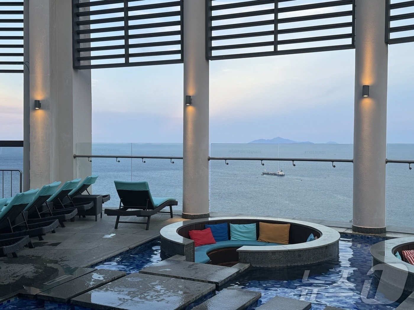 본문 이미지 - 포 포인츠 바이 쉐라톤 다낭의 루프톱 수영장. 풀 중간 중간에는 선베드와 휴식을 취할 수 있는 공간이 마련돼 있다. ⓒ 뉴스1 김형준 기자