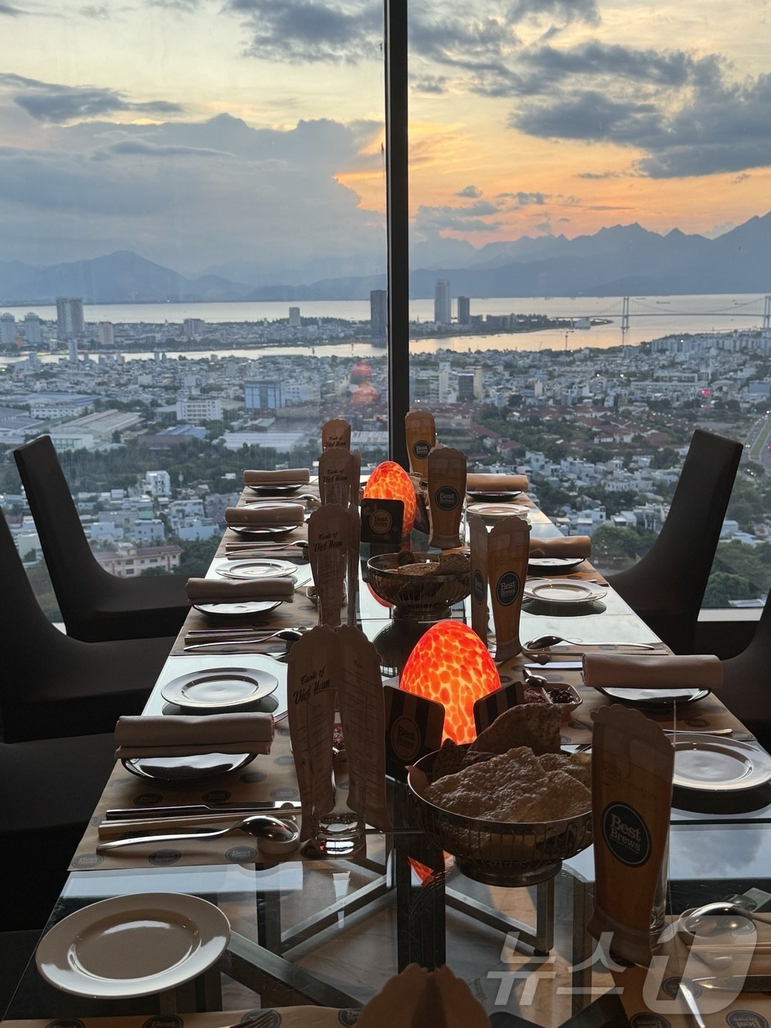 본문 이미지 - 포 포인츠 바이 쉐라톤 다낭 루프톱에 위치한 '호라이즌 바'의 모습. 통창으로 다낭 시내에 석양이 지는 모습을 볼 수 있다. ⓒ 뉴스1 김형준 기자