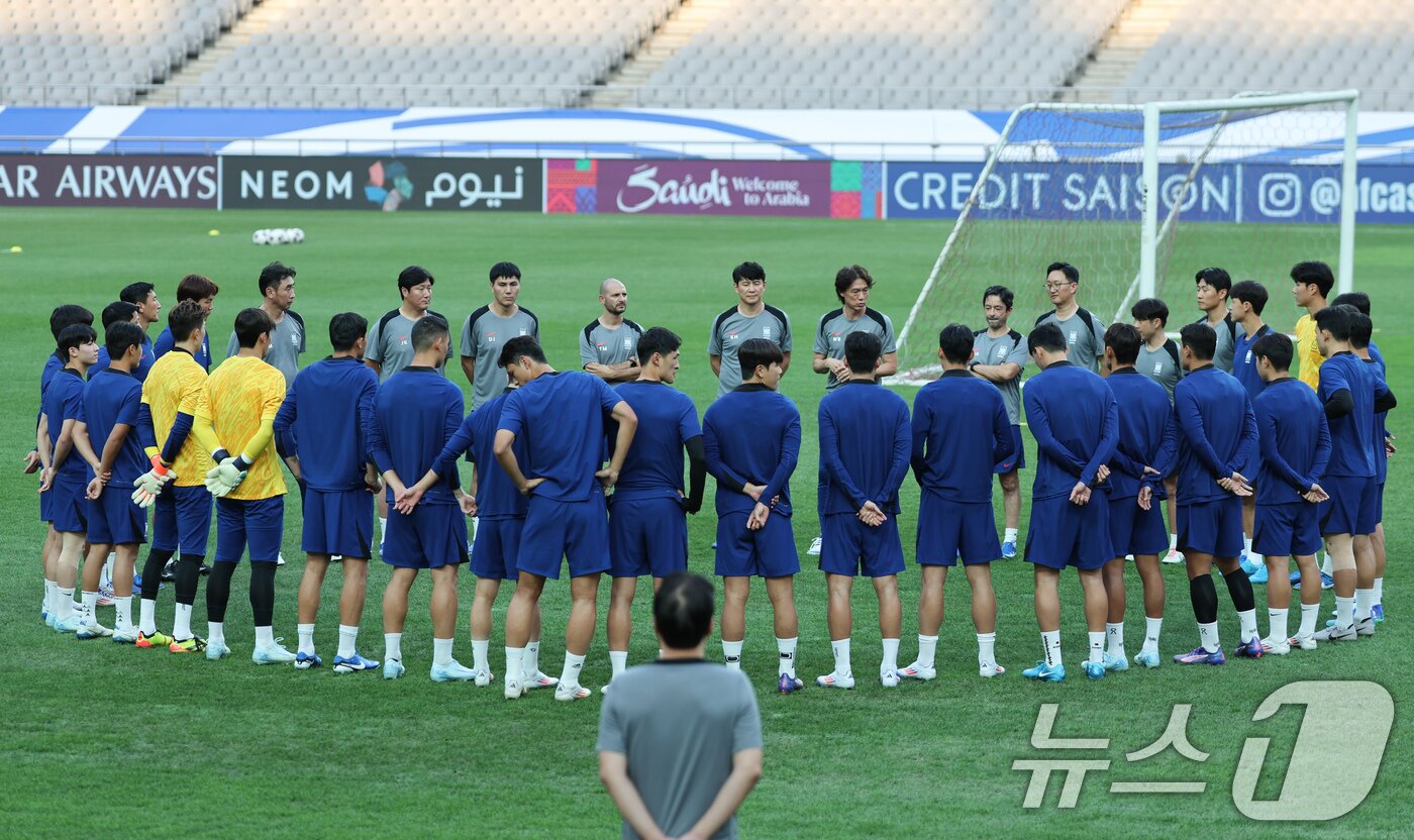 홍명보 대한민국 축구대표팀 감독이 4일 오후 서울 마포구 서울월드컵경기장에서 2026 국제축구연맹&#40;FIFA&#41; 북중미 월드컵 아시아지역 3차 예선을 앞두고 가진 훈련에서 선수들에게 훈련 상황을 전달하고 있다. 축구대표팀은 오는 5일 팔레스타인과 경기를 치른다. 2024.9.4/뉴스1 ⓒ News1 이재명 기자