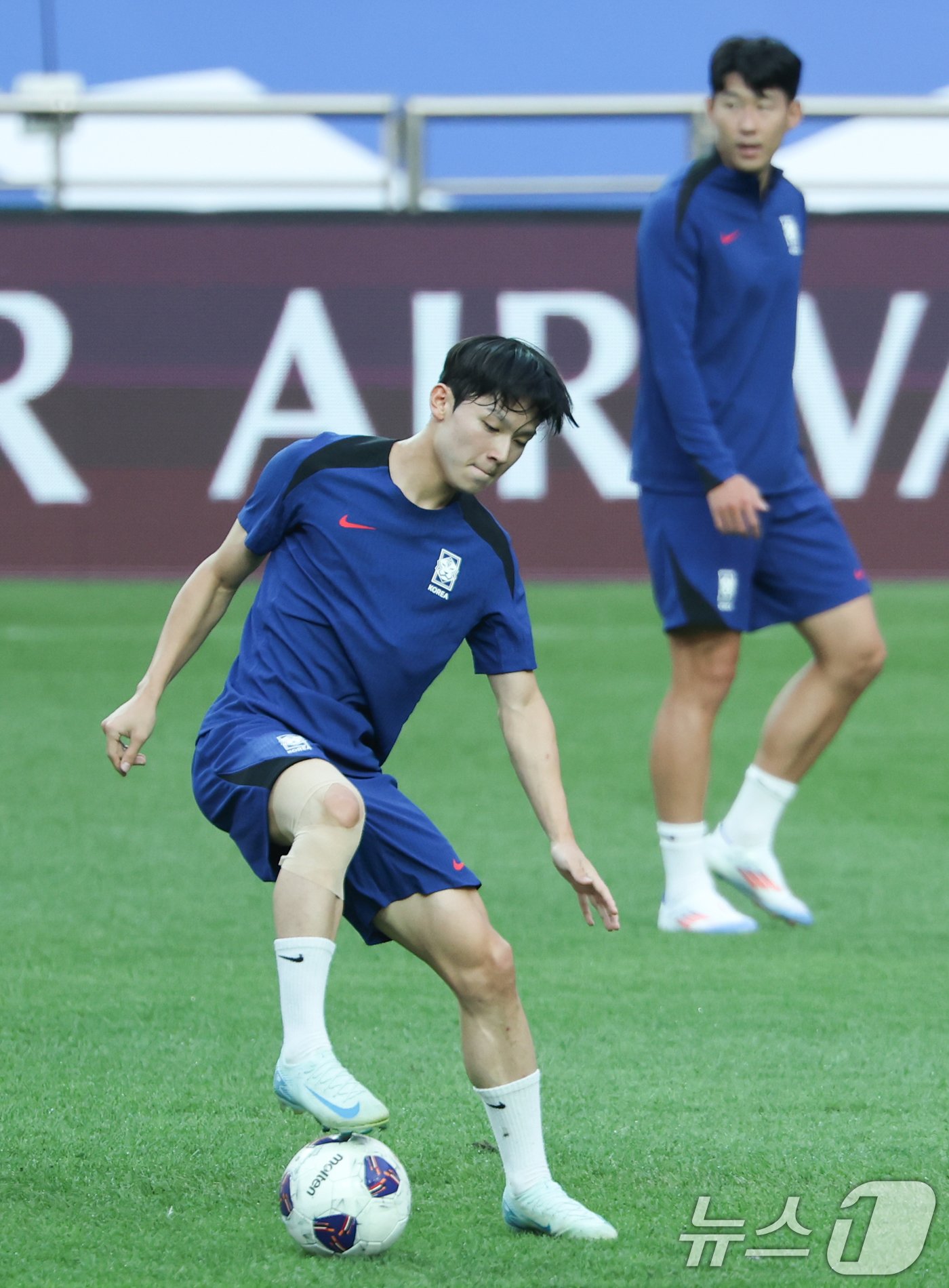본문 이미지 - 대한민국 축구대표팀 양민혁과 손흥민 선수가 4일 오후 서울 마포구 서울월드컵경기장에서 2026 국제축구연맹&#40;FIFA&#41; 북중미 월드컵 아시아지역 3차 예선을 앞두고 훈련을 하고 있다. 2024.9.4/뉴스1 ⓒ News1 이재명 기자
