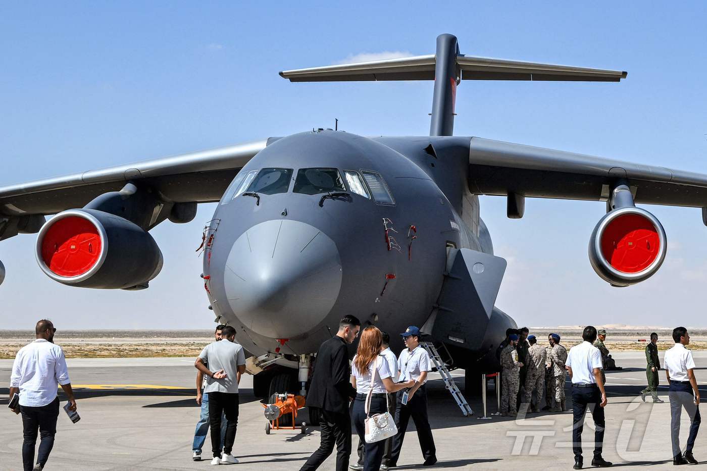 본문 이미지 - 중국 항공공업이 제작한 시안 Y-20 전략 수송기가 4일 이집트 알라메인 국제공항에서 열린 국제에어쇼에서 관람객들을 맞고 있다. 2024.09.04 ⓒ AFP=뉴스1 ⓒ News1 유수연기자