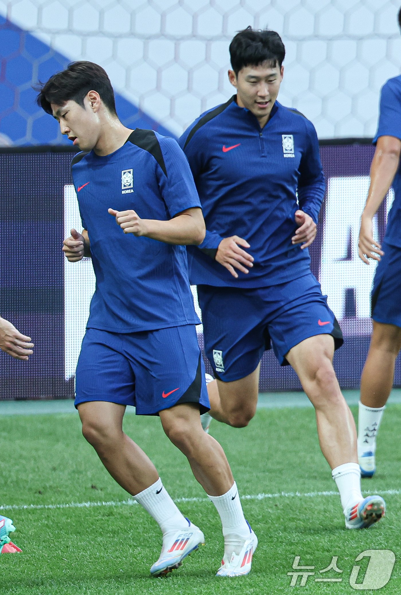 본문 이미지 - 대한민국 축구대표팀 손흥민과 이강인 선수가 4일 오후 서울 마포구 서울월드컵경기장에서 2026 국제축구연맹(FIFA) 북중미 월드컵 아시아지역 3차 예선을 앞두고 훈련을 하고 있다. 축구대표팀은 오는 5일 팔레스타인과 경기를 치른다. 2024.9.4/뉴스1 ⓒ News1 이재명 기자