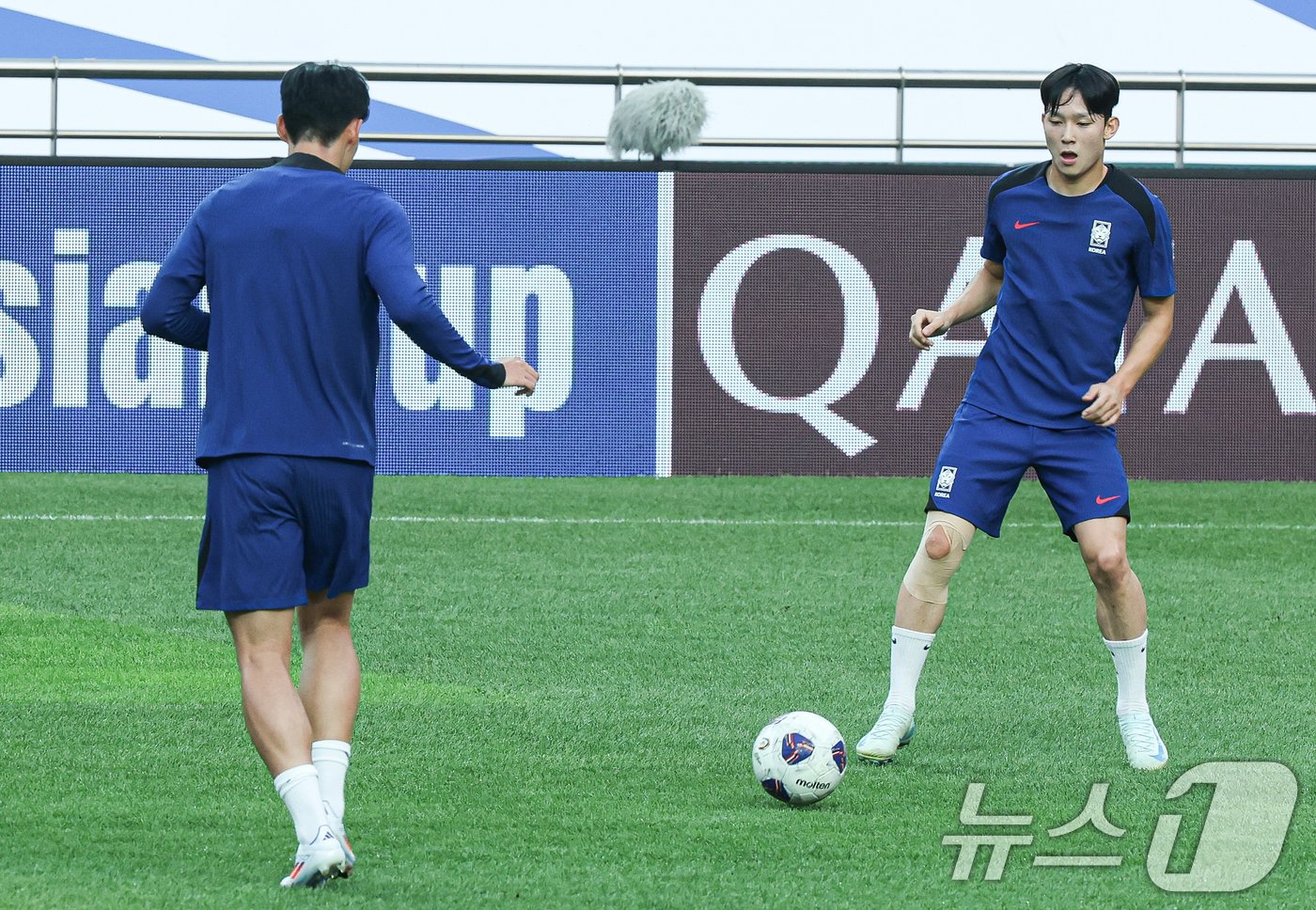 본문 이미지 - 훈련 중인 양민혁(오른쪽) 2024.9.4/뉴스1 ⓒ News1 이재명 기자