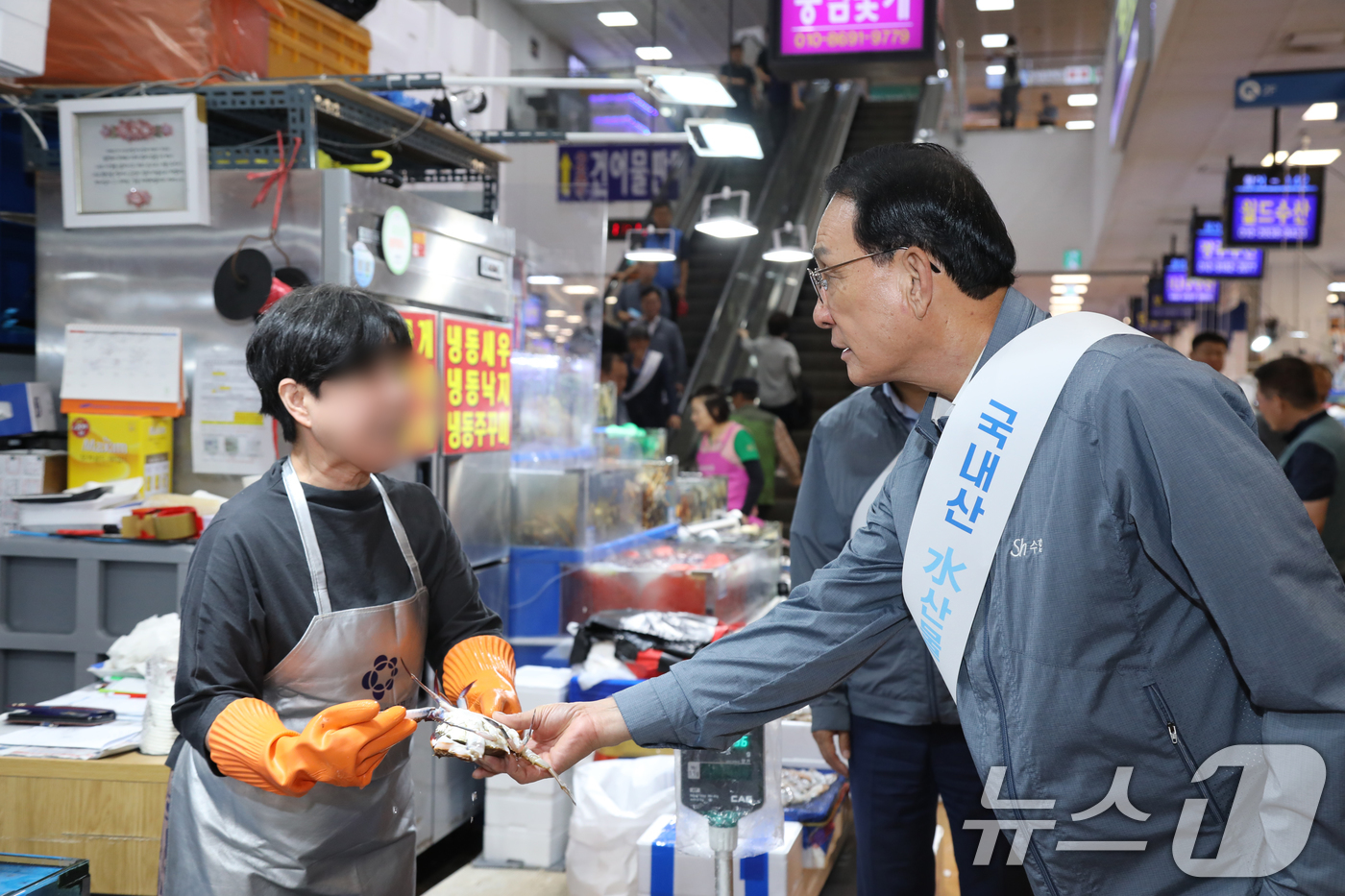 (서울=뉴스1) 송원영 기자 = 노동진 수협중앙회장이 4일 '노량진 수산데이' 정기 할인 프로그램을 처음으로 도입한 서울 동작구 노량진수산시장을 찾아 할인에 동참한 시장 종사자들을 …