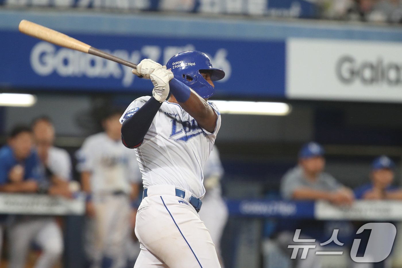 본문 이미지 - 4일 오후 대구 삼성라이온즈파크에서 열린 프로야구 '2024 신한 SOL 뱅크 KBO리그' 두산 베어스와 삼성 라이온즈의 경기, 5회말 2사 2루 상황 삼성 5번타자 디아즈가 우익수 방면 1타점 적시타를 치고 있다. 2024.9.4/뉴스1 ⓒ News1 공정식 기자