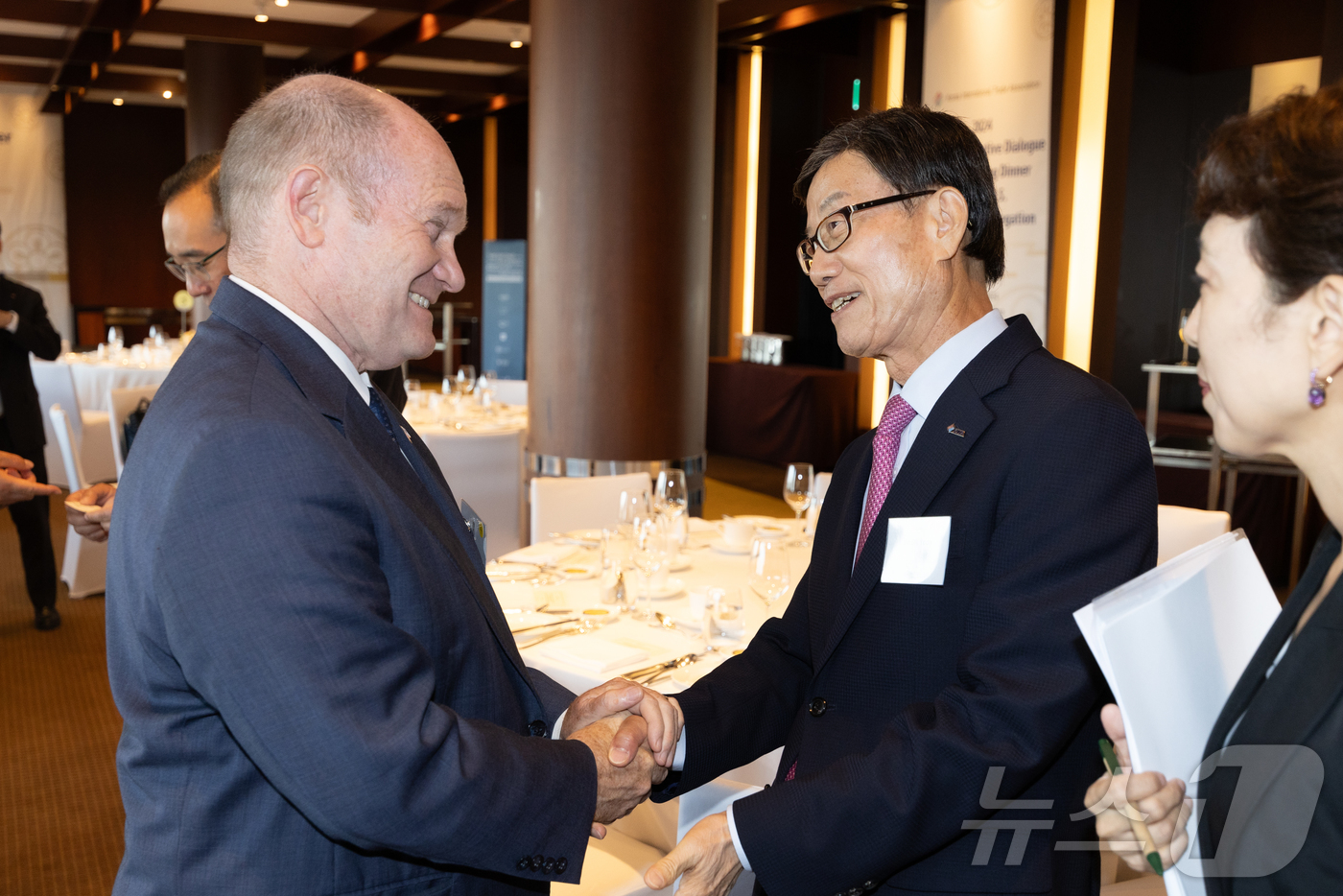 (서울=뉴스1) = 윤진식 한국무역협회 회장이 4일 오후 서울 용산구 그랜드하얏트 호텔에서 열린 ‘미국 의회단 초청 한미일 3국 경제대화 네트워킹 리셉션’ 에서 크리스 쿤스 상원의 …