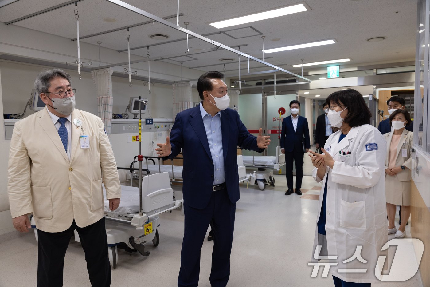 본문 이미지 - 윤석열 대통령이 4일 경기 의정부 권역응급의료센터인 가톨릭대 의정부성모병원을 방문, 응급 센터 상황을 살피고 있다. (대통령실 제공) 2024.9.4/뉴스1 ⓒ News1 송원영 기자