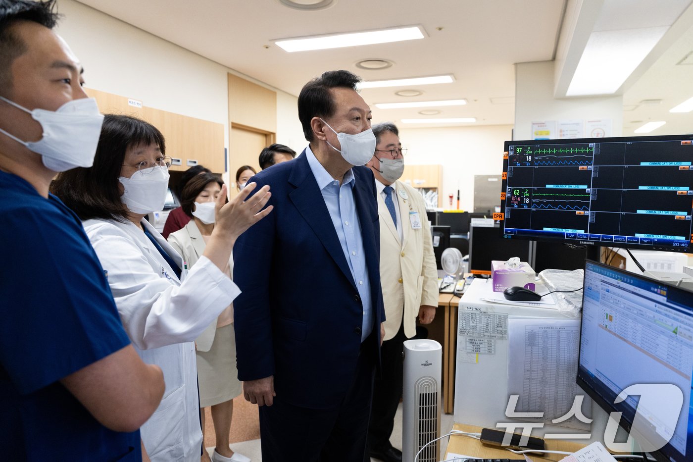 윤석열 대통령이 4일 경기 의정부 권역응급의료센터인 가톨릭대 의정부성모병원을 방문, 응급 의료 현장을 살펴보고 있다. &#40;대통령실 제공&#41; 2024.9.4/뉴스1 ⓒ News1 송원영 기자