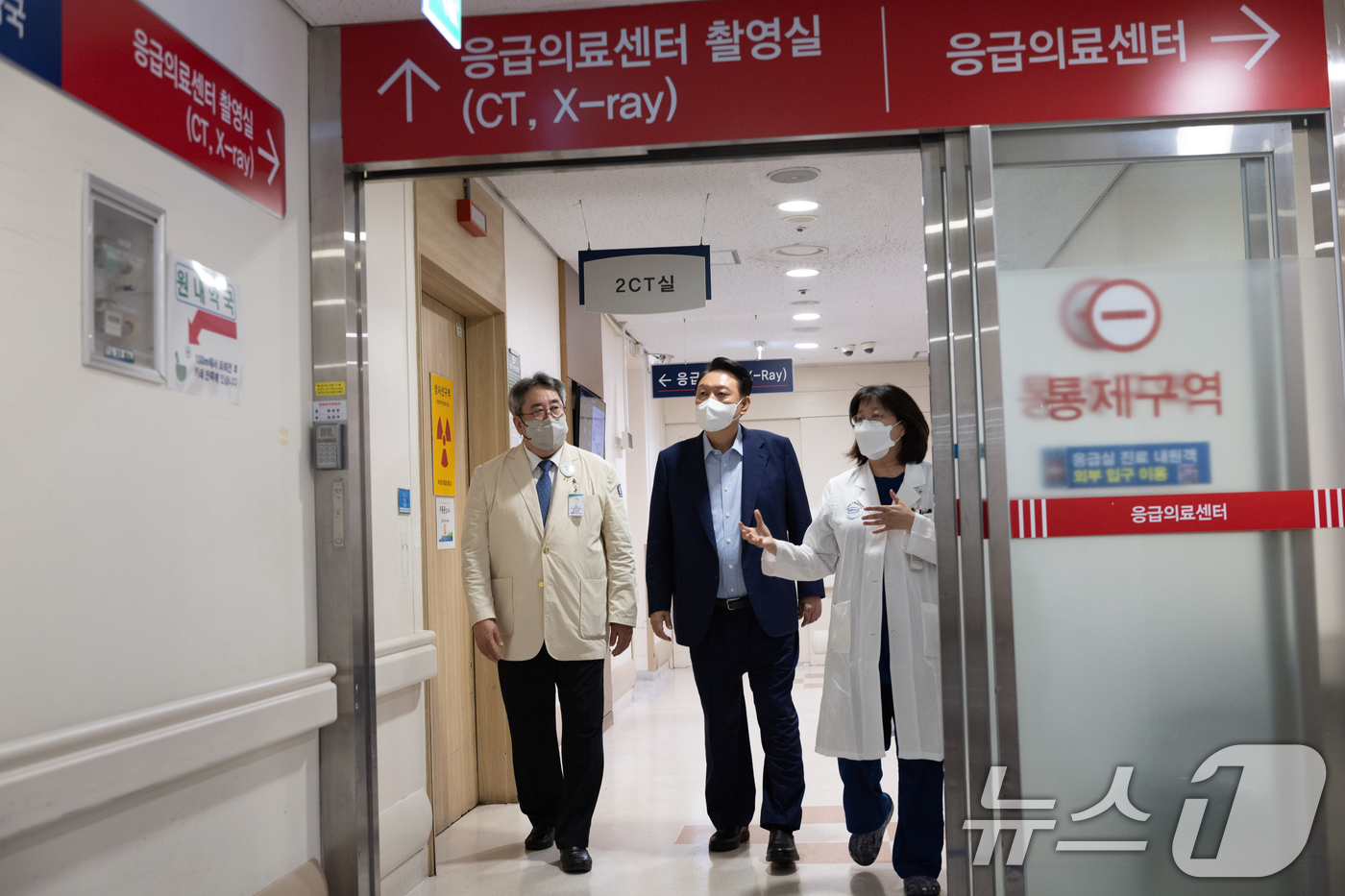 (서울=뉴스1) 송원영 기자 = 윤석열 대통령이 4일 경기 의정부 권역응급의료센터인 가톨릭대 의정부성모병원을 방문하고 있다. (대통령실 제공) 2024.9.4/뉴스1