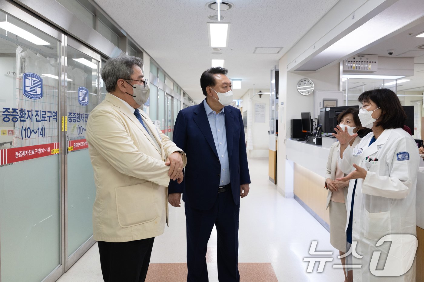 본문 이미지 - 윤석열 대통령이 4일 경기 의정부 권역응급의료센터인 가톨릭대 의정부성모병원을 방문, 응급 의료 현장을 살펴보고 있다. (대통령실 제공) 2024.9.4/뉴스1 ⓒ News1 송원영 기자