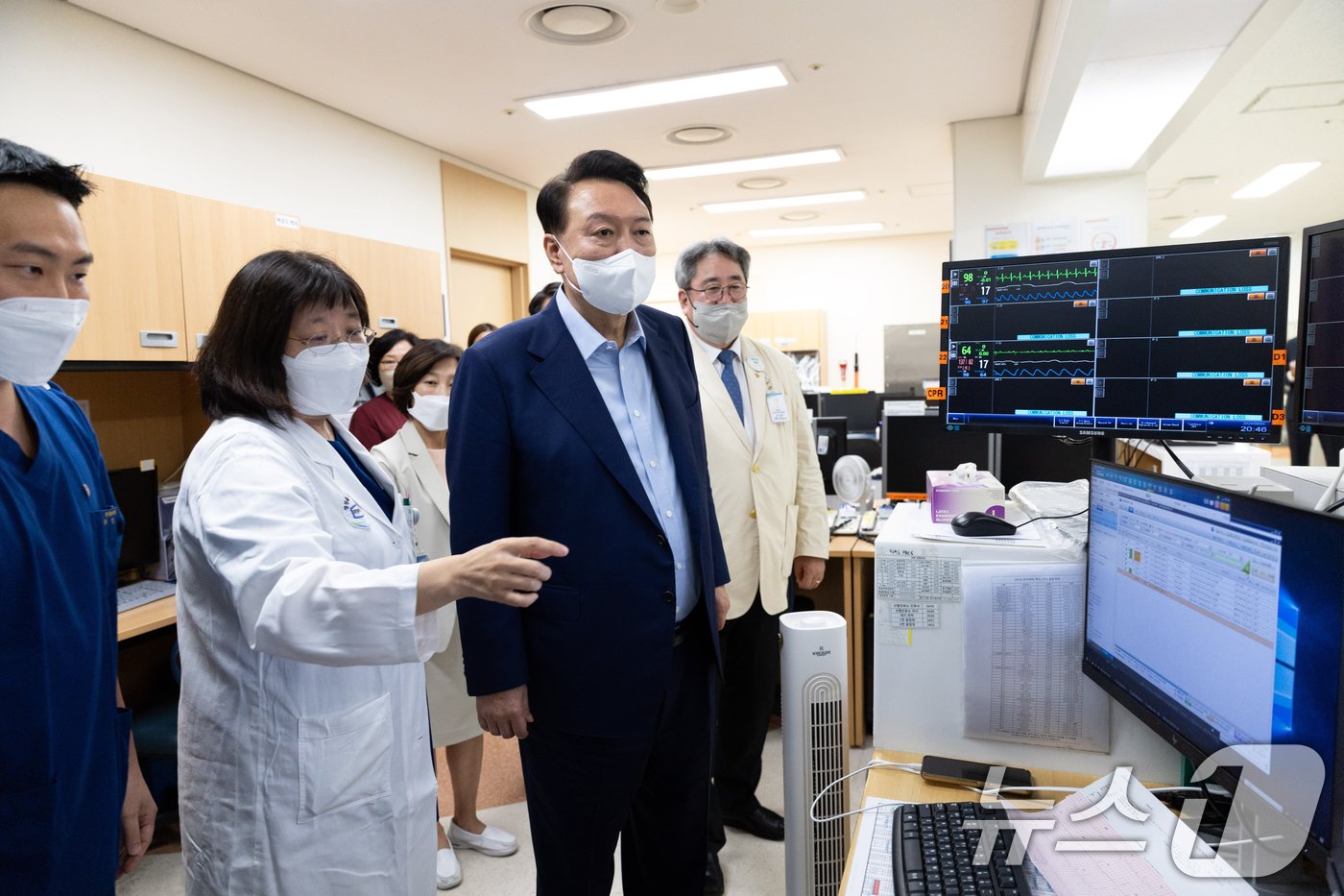 윤석열 대통령이 4일 경기 의정부 권역응급의료센터인 가톨릭대 의정부성모병원을 방문, 응급 의료 현장을 살펴보고 있다. &#40;대통령실 제공&#41; 2024.9.4/뉴스1 ⓒ News1 송원영 기자