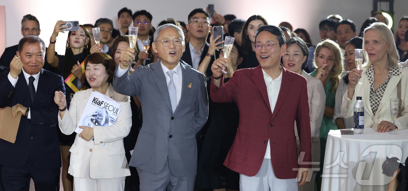 본문 이미지 - 유인촌 문화체육관광부 장관이 4일 서울 종로구 국립현대미술관 서울관에서 열린 대한민국 미술축제 ‘미술인의 밤’ 행사에서 건배를 하고 있다. &#40;문화체육관광부 제공&#41; 2024.9.4/뉴스1