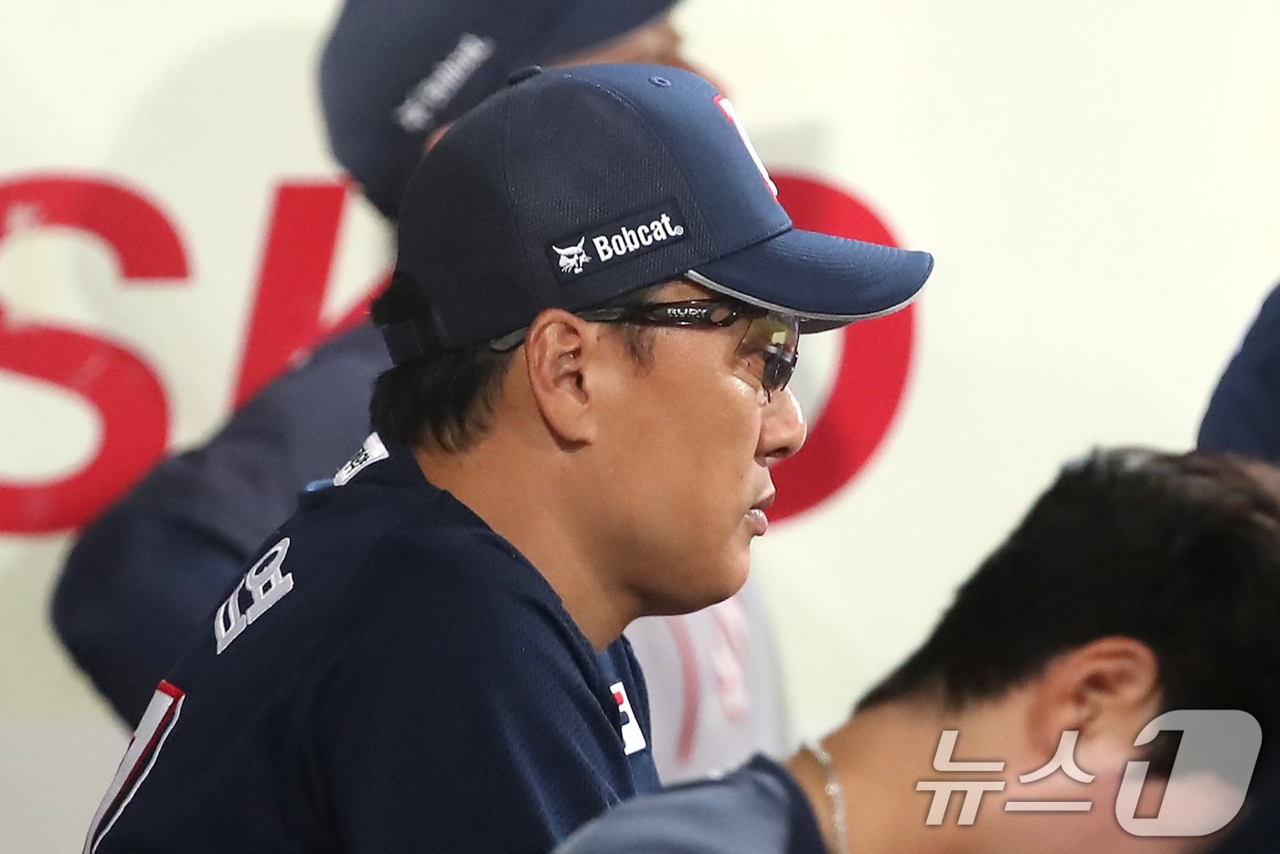 본문 이미지 - 4일 오후 대구 삼성라이온즈파크에서 열린 프로야구 '2024 신한 SOL 뱅크 KBO리그' 두산 베어스와 삼성 라이온즈의 경기, 두산 이승엽 감독이 경기를 지켜보고 있다. 2024.9.4/뉴스1 ⓒ News1 공정식 기자