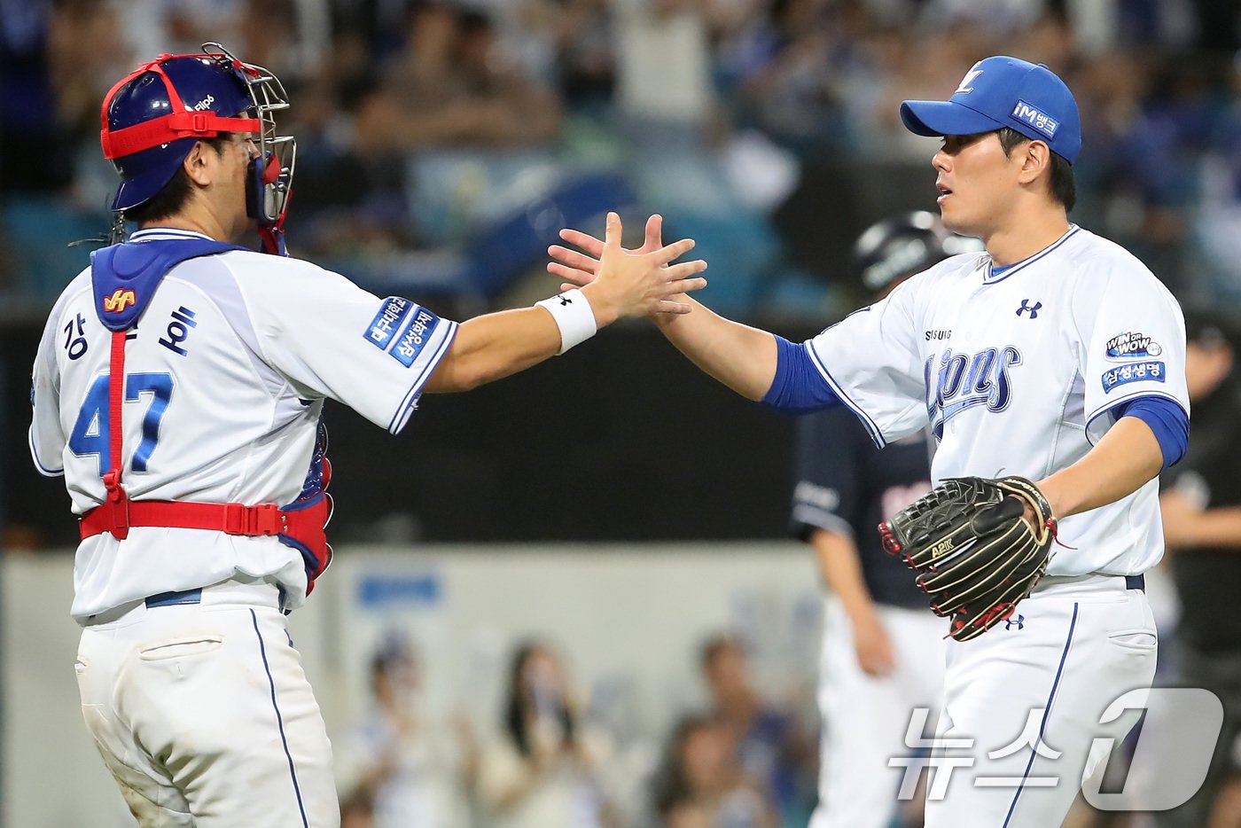 본문 이미지 - 4일 오후 대구 삼성라이온즈파크에서 열린 프로야구 '2024 신한 SOL 뱅크 KBO리그' 두산 베어스와 삼성 라이온즈의 경기, 삼성 강민호 포수와 김재윤 투수가 7대 3 승리를 거둔 뒤 기뻐하고 있다. 2024.9.4/뉴스1 ⓒ News1 공정식 기자