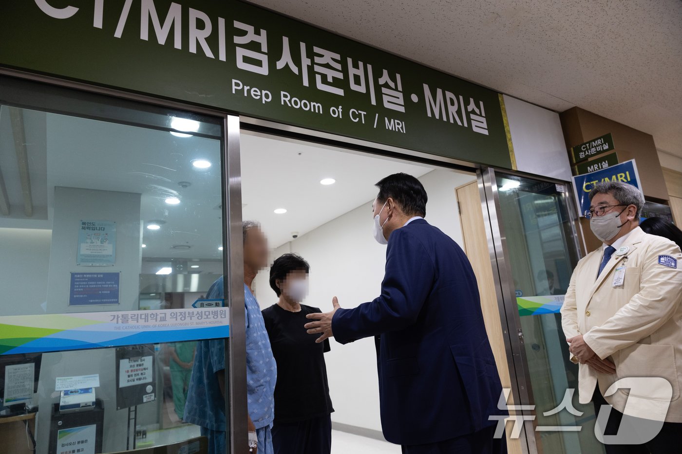 본문 이미지 - 윤석열 대통령이 4일 경기 의정부 권역응급의료센터인 가톨릭대 의정부성모병원을 방문, 환자들과 대화를 하고 있다. (대통령실 제공) 2024.9.4/뉴스1 ⓒ News1 송원영 기자