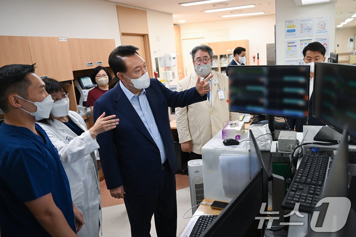 윤석열 대통령이 4일 경기 의정부 권역응급의료센터인 가톨릭대 의정부성모병원을 방문, 응급의료 상황을 점검 하고 있다. &#40;대통령실 제공&#41; 2024.9.4/뉴스1 ⓒ News1 송원영 기자