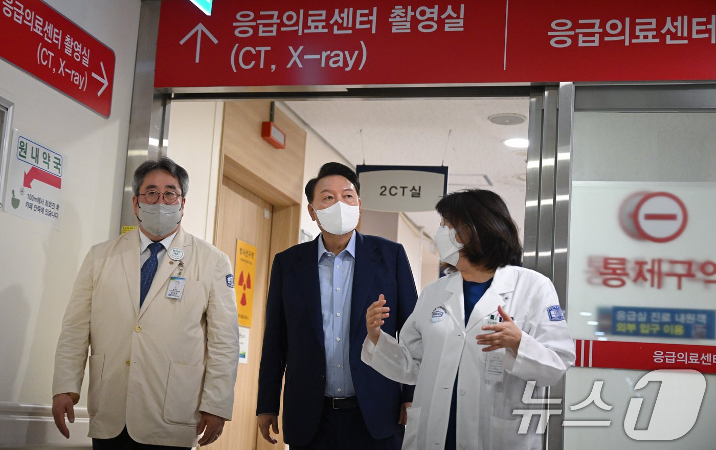 본문 이미지 - 윤석열 대통령이 4일 경기 의정부 권역응급의료센터인 가톨릭대 의정부성모병원을 방문, 응급의료 상황을 점검 하고 있다. (대통령실 제공) 2024.9.4/뉴스1 ⓒ News1 송원영 기자