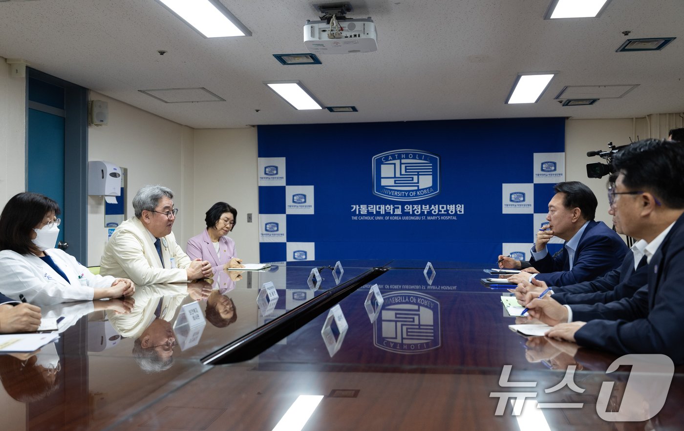 본문 이미지 - 윤석열 대통령이 4일 경기 의정부 권역응급의료센터인 가톨릭대 의정부성모병원을 방문, 의료진과 간담회를 하고 있다. (대통령실 제공) 2024.9.4/뉴스1 ⓒ News1 송원영 기자