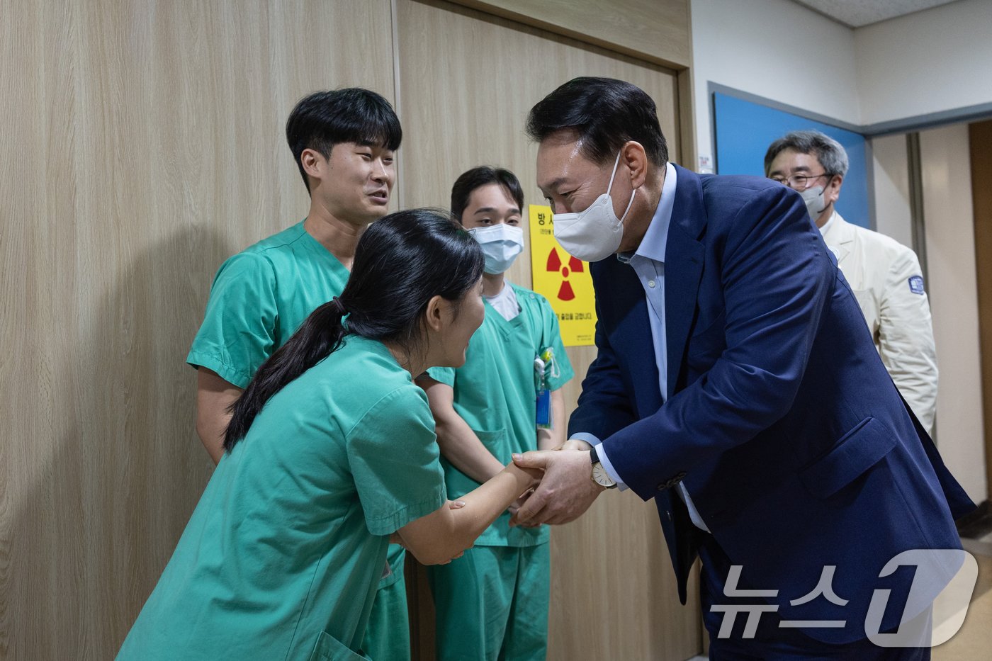 본문 이미지 - 윤석열 대통령이 4일 경기 의정부 권역응급의료센터인 가톨릭대 의정부성모병원을 방문, 의료진을 격려하고 하고 있다. (대통령실 제공) 2024.9.4/뉴스1 ⓒ News1 송원영 기자