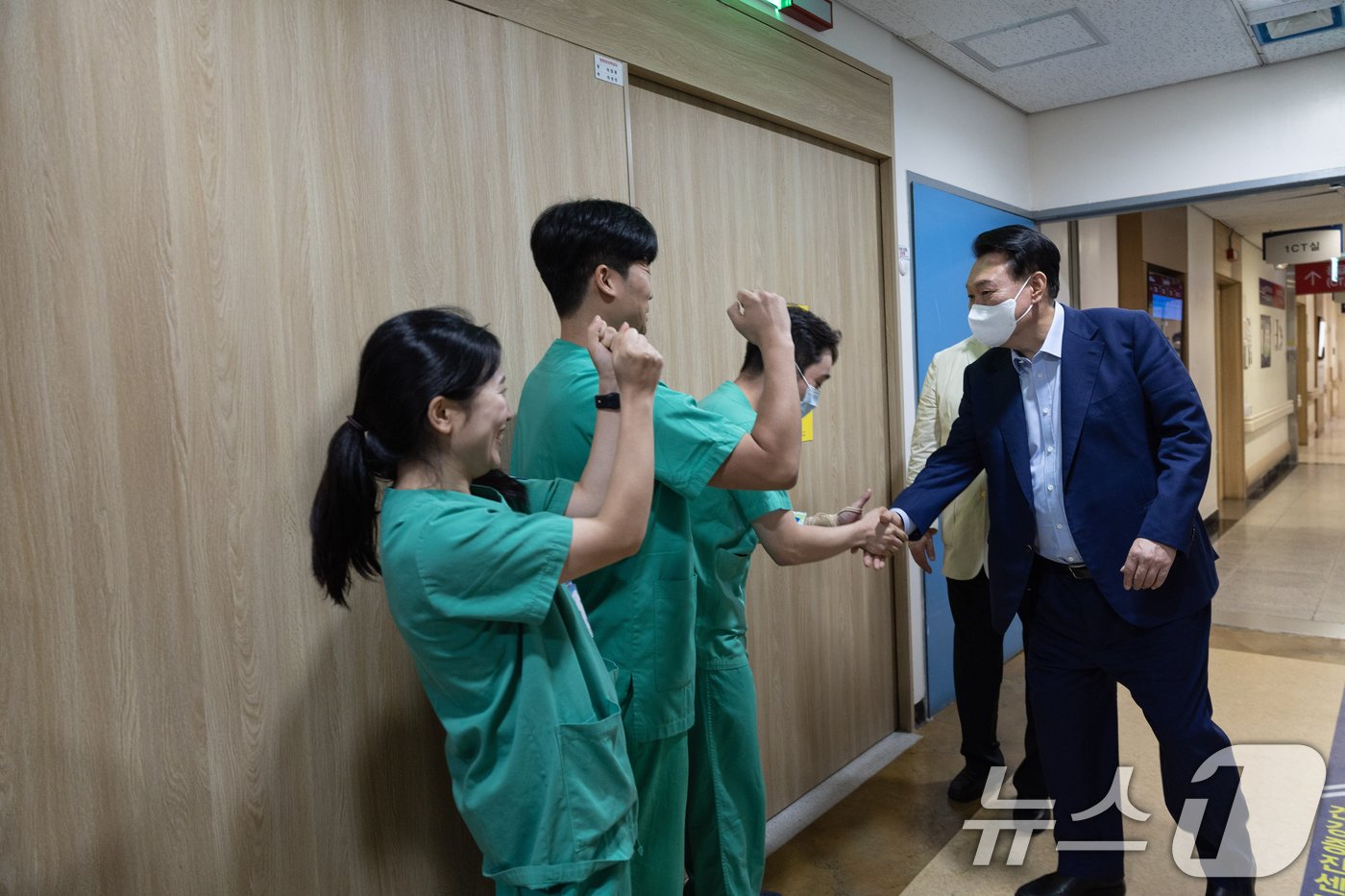 본문 이미지 - 윤석열 대통령이 4일 경기 의정부 권역응급의료센터인 가톨릭대 의정부성모병원을 방문, 의료진과 인사를 나누고 있다. (대통령실 제공) 2024.9.4/뉴스1 ⓒ News1 송원영 기자