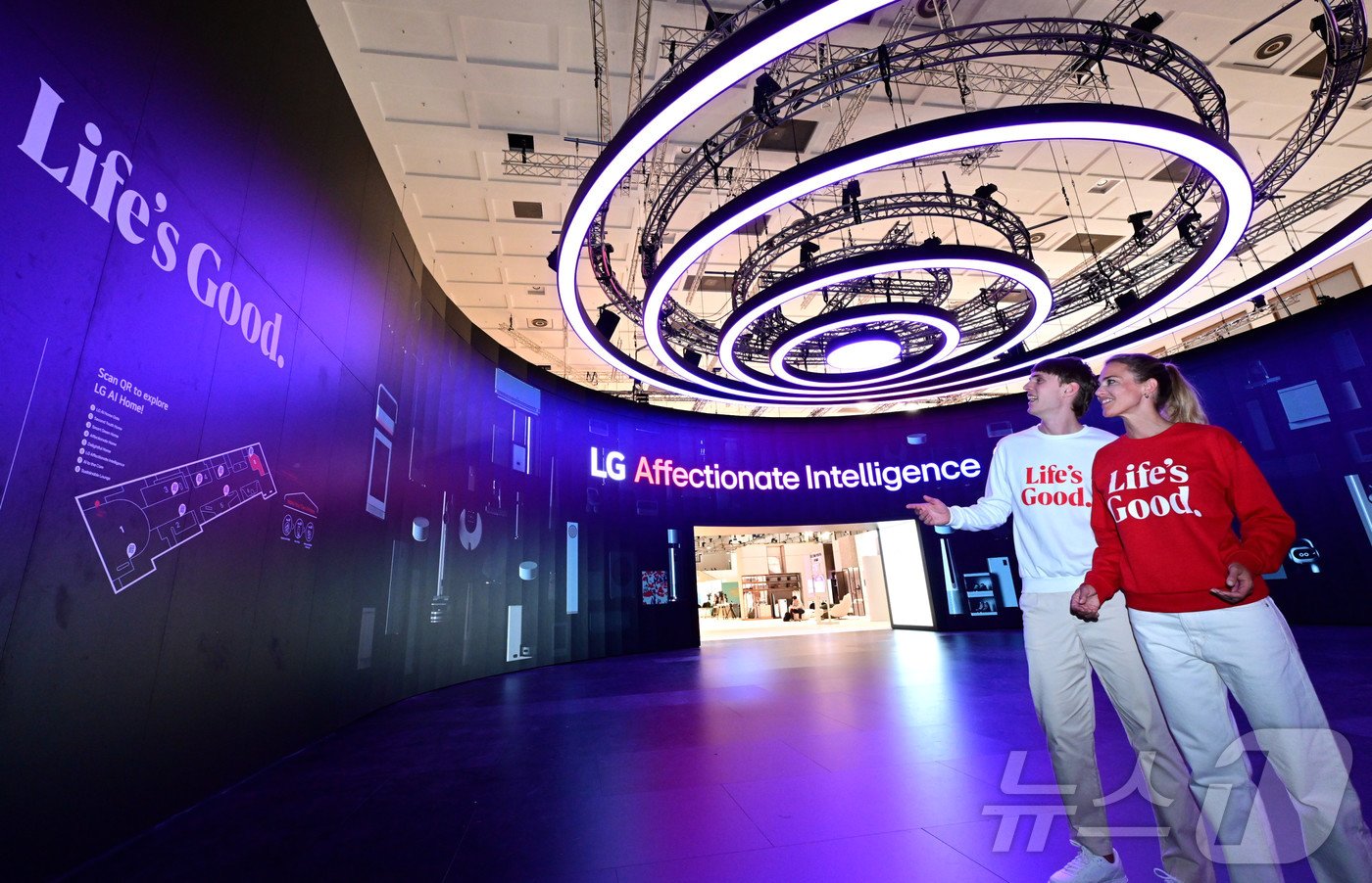 본문 이미지 - LG전자가 6일(현지시간)부터 5일간 독일 베를린에서 열리는 유럽 최대 가전전시회 ‘IFA 2024’에 참가한다. LG전자 모델이 독일 메세 베를린(Messe Berlin) 내 LG전자 전시관 입구 'AI 홈 게이트(AI Home Gate)'를 소개하는 모습.(LG전자 제공) 2024. 9. 25/뉴스1 ⓒ News1 한재준 기자