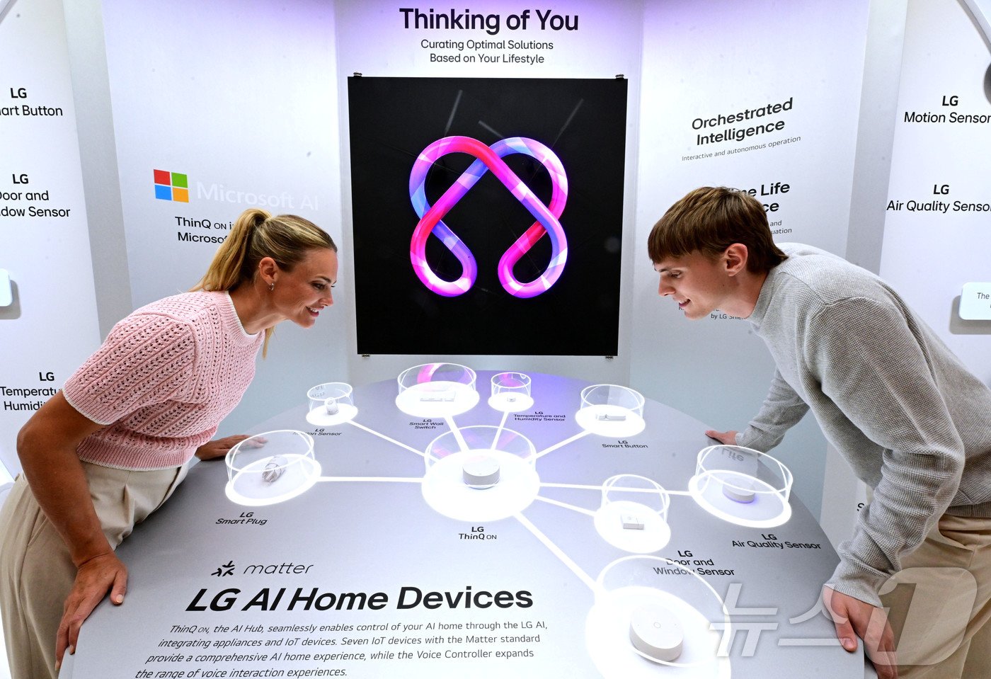 본문 이미지 - LG전자가 6일(현지시간)부터 5일간 독일 베를린에서 열리는 유럽 최대 가전전시회 ‘IFA 2024’에 참가한다. LG전자 모델이 가전 업계 최초로 허브에 생성형 AI를 탑재한 LG AI홈의 핵심 디바이스 'LG 씽큐 온(LG ThinQ ON)’을 소개하는 모습.(LG전자 제공) 2024. 9. 5/뉴스1 ⓒ News1 한재준 기자