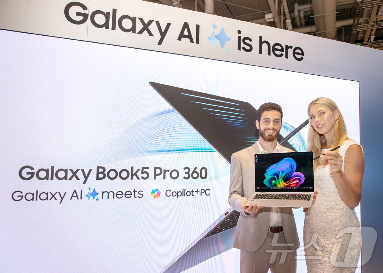 본문 이미지 - 삼성전자 전시관에서 삼성전자 모델이 갤럭시 북5 프로 360를 소개하고 있다.(삼성전자 제공) ⓒ News1 한재준 기자