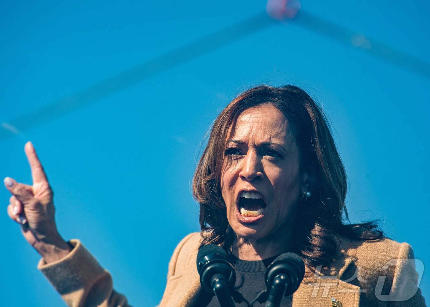 본문 이미지 - 미국 민주당 대선 후보인 카멀라 해리스 부통령이 4일 (현지시간) 뉴햄프셔주 노스 햄프턴에서 열린 선거 집회서 유세를 하고 있다. 2024.09.05 ⓒ AFP=뉴스1 ⓒ News1 우동명 기자