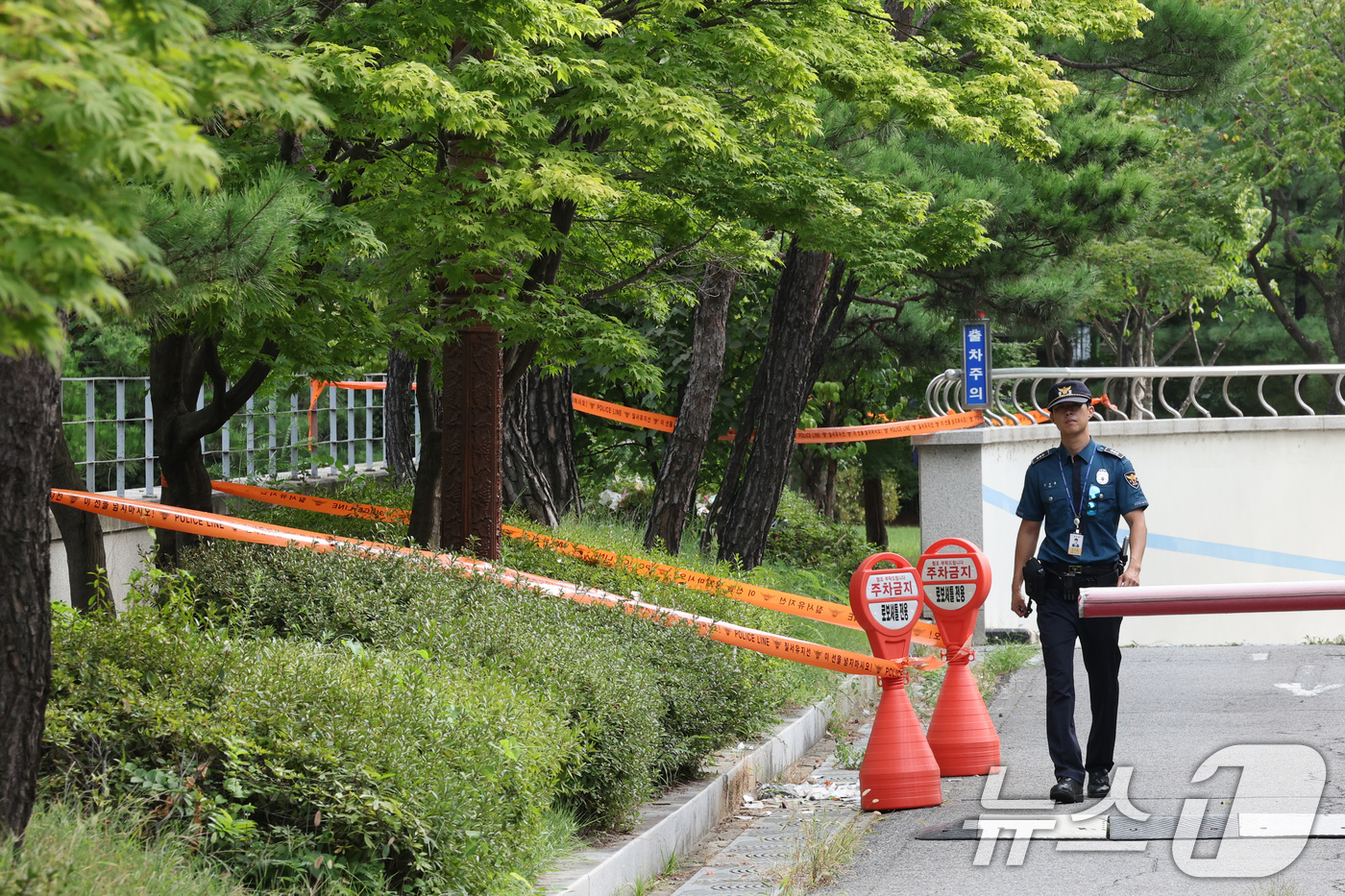 (서울=뉴스1) 신웅수 기자 = 5일 오전 서울 여의도 국회 의정관 인근에 북한이 살포한 오물풍선이 떨어져 경찰이 현장을 통제하고 있다. 2024.9.5/뉴스1