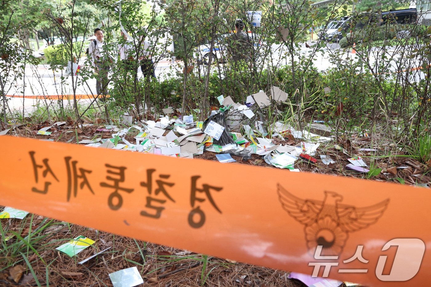 본문 이미지 - 5일 오전 서울 여의도 국회 의정관 인근에 북한이 살포한 오물풍선 잔해가 널부러져 있다. 2024.9.5/뉴스1 ⓒ News1 신웅수 기자