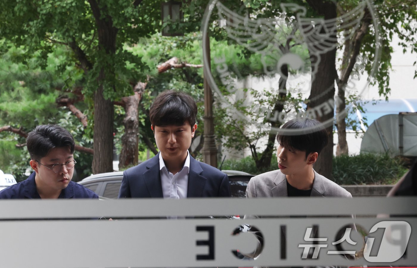 본문 이미지 - 박재일 서울대 전공의 대표가 5일 오전 서울 마포구 서울경찰청 광역수단에서 참고인 신분으로 출석하며 취재진 질문에 답변하고 있다. 2024.9.5/뉴스1 ⓒ News1 김명섭 기자