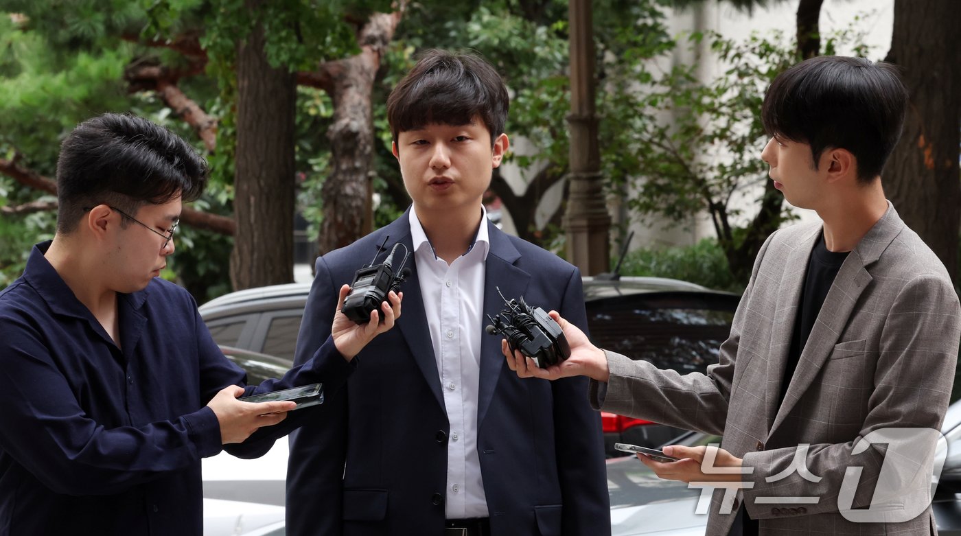 본문 이미지 - 박재일 서울대 전공의 대표가 5일 오전 서울 마포구 서울경찰청 광역수단에서 참고인 신분으로 출석하며 취재진 질문에 답변하고 있다. 2024.9.5/뉴스1 ⓒ News1 김명섭 기자